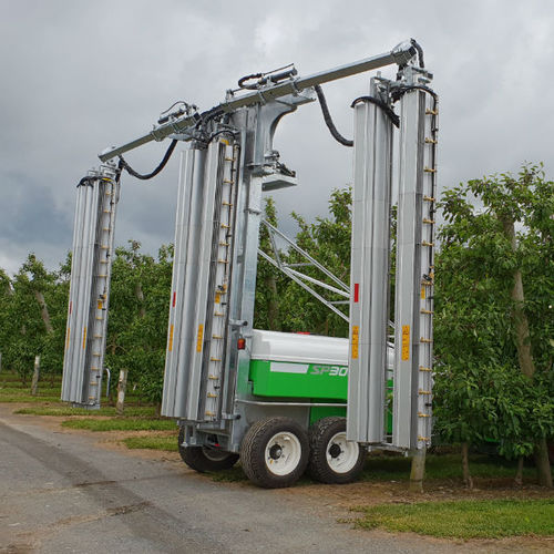 Pulverizador de arrasto - O3 Multi-row Sprayer - FMR Group - para culturas arbóreas / hidráulico / com braços retráteis