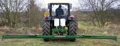Capinadeira com cordão embebido em herbicida - Weedwiper - Micron Sprayers - montada em trator
