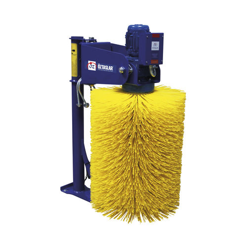 Escova para pecuária - 555000 - ÖZTAŞLAR MAKİNE - giratória / para vacas / vertical
